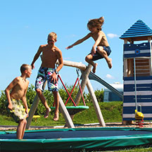 Kinderen die op een trampoline spelen