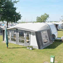 Luxetent die is opgezet op de camping