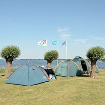 Een paar tenten die zijn opgezet op een camping