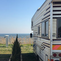 Camper op staplaats aan het water