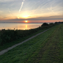 Een zonsondergang aan het water
