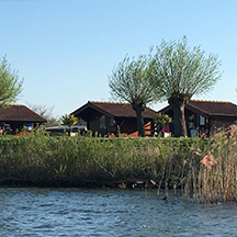 Trekkershutten gezien vanaf het nabije water