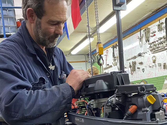 Monteur die de motor van een boot onderhoud