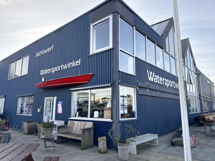 Buitenkant van de watersportwinkel Jachthaven Wolderwijd